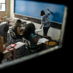 Sancionado piso salarial para professores da educação básica; mudança terá impacto de R$ 8 bi para os municípios em 2026