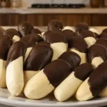 Biscoitinhos de leite condensado amanteigados com cobertura de chocolate que derretem na boca