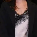 Atriz adere à tendência da renda no dia a dia. Saiba como incluir o detalhe em seus looks